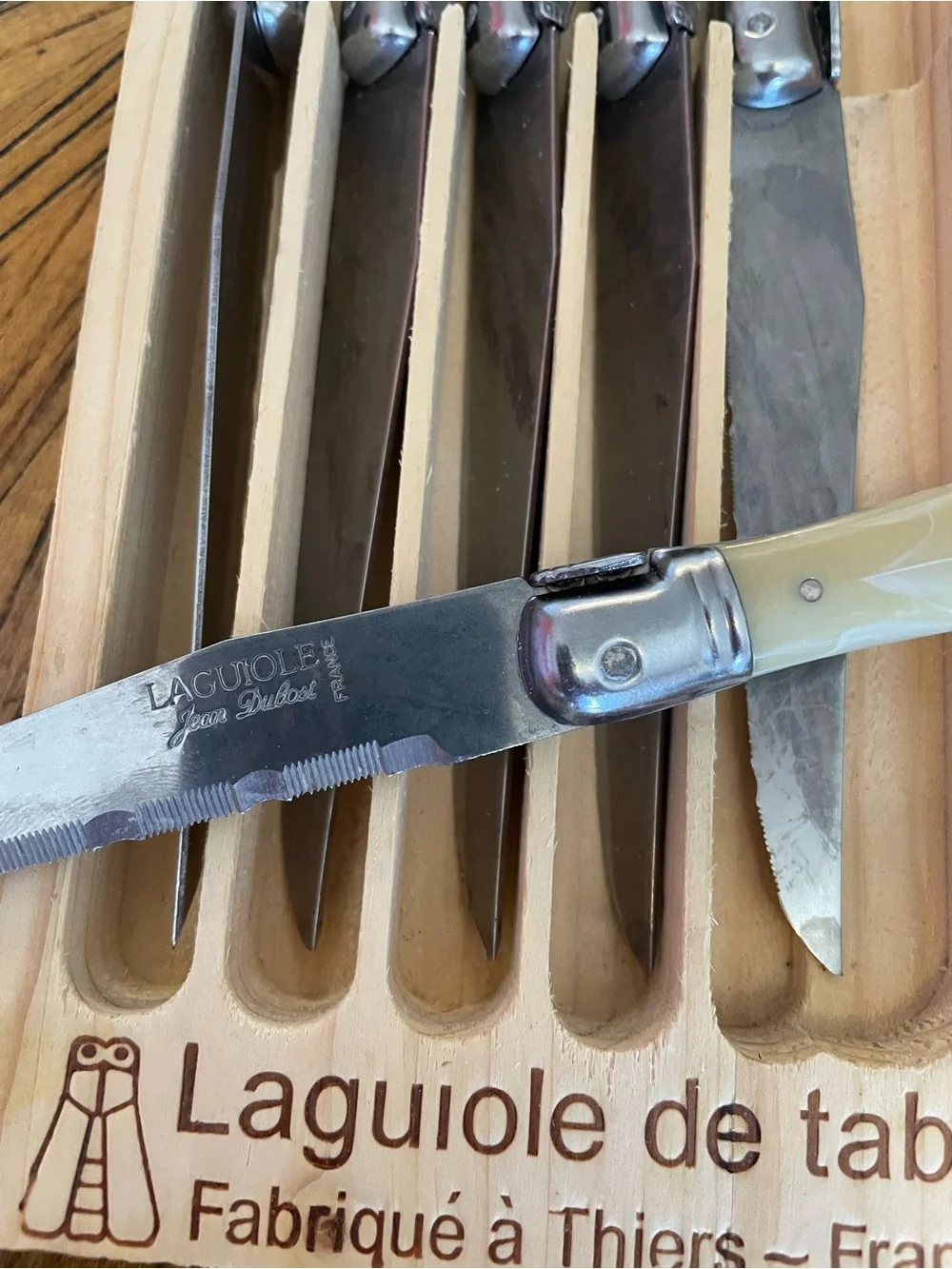 Laguiole de table Set of Six Ivory-Tone Handle Steak Knife Set in Wooden Tray